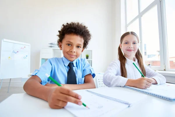 Bambini Amichevoli Con Matite Quaderni Schizzi Lezione — Foto Stock