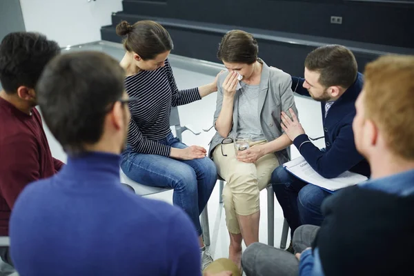 Mujer Negocios Llorando Limpiando Sus Lágrimas Mientras Sus Colegas Reconfortan — Foto de Stock