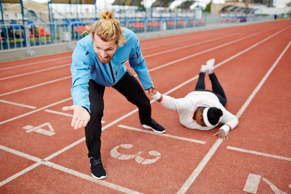 Strenger Männlicher Trainer Zerrt Seinen Erschöpften Dicken Klienten Richtung Ziellinie — Stockfoto