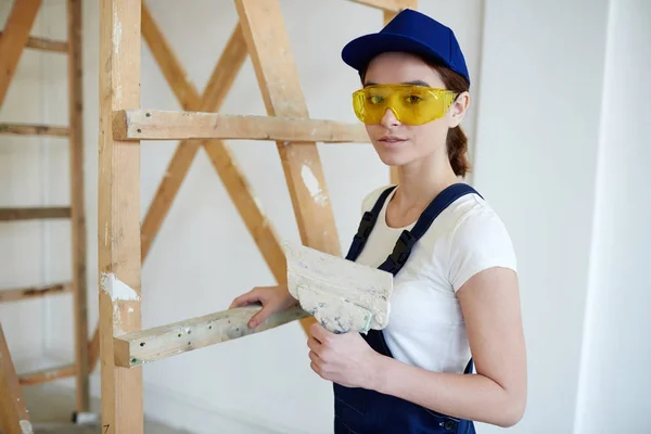 Porträtt Leende Ung Kvinna Gör Gips Beläggning Väggar Titta Kameran — Stockfoto