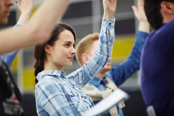 Les Jeunes Apprenants Levant Main Pour Poser Des Questions Enseignant — Photo