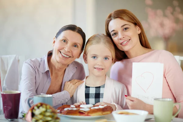 Flicka Hennes Mor Och Mormor Sitter Vid Bordet Och Tittar — Stockfoto