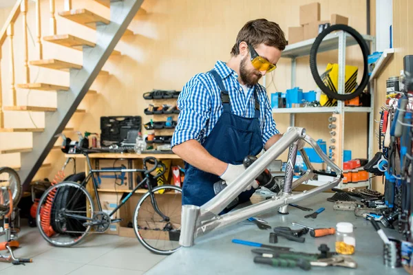 Bebaarde Jonge Mechanic Veiligheid Dragen Bril Met Behulp Van Boor — Stockfoto