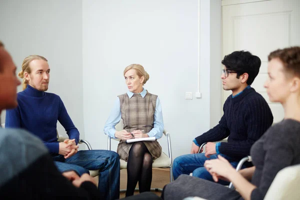 Porträt Einer Reifen Weiblichen Mentorin Die Eine Psychologische Selbsthilfegruppe Leitet — Stockfoto