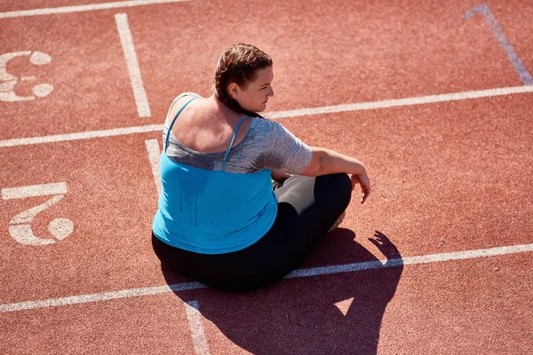 Bezweet Mollige Jonge Actieve Vrouw Zittend Circuit Zonnige Dag — Stockfoto