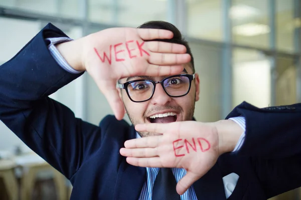 Hombre Feliz Gafas Mostrando Palabra Fin Semana Escrito Sus Palmas — Foto de Stock