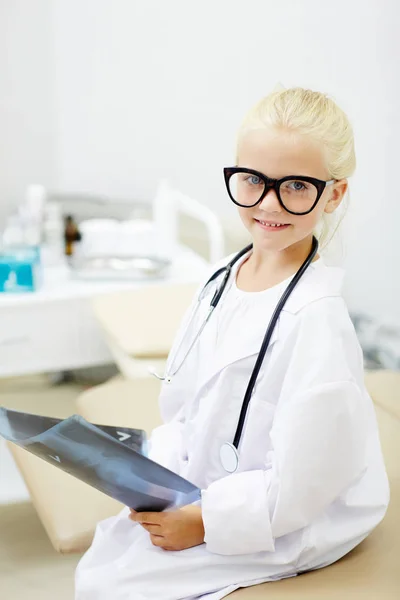Pretty Blond Girl Whitecoat Eyeglasses Holding Ray Image — Stock Photo, Image