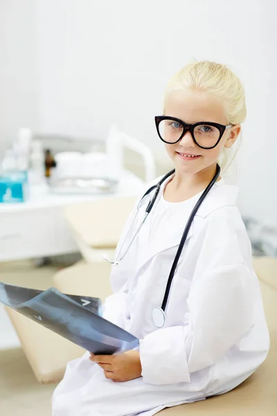 Menina Loira Bonita Whitecoat Óculos Segurando Imagem Raio — Fotografia de Stock