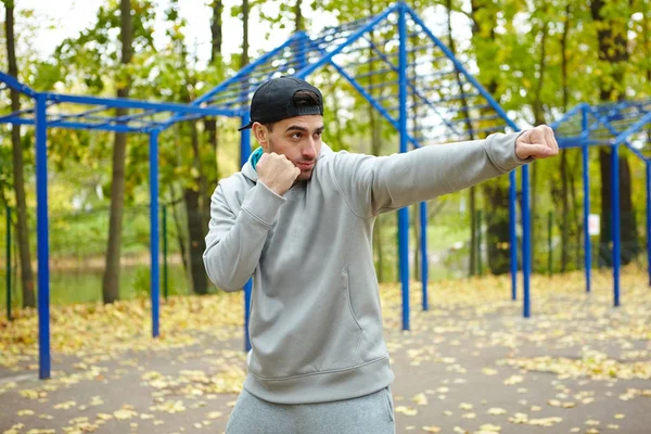 Stilig Ung Idrottare Boxning Med Koncentration Gatan Träning Park Porträtt — Stockfoto