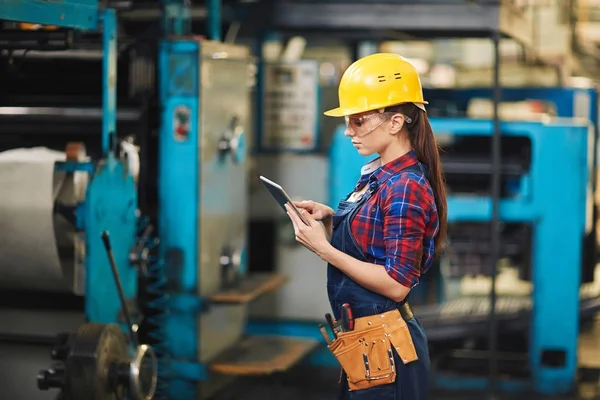 Visão Perfil Trabalhador Jovem Concentrado Denim Trabalho Global Tablet Digital — Fotografia de Stock