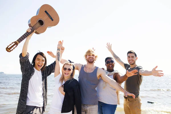 Jóvenes Extáticos Con Guitarra Levantando Las Manos Sobre Fondo Del —  Fotos de Stock