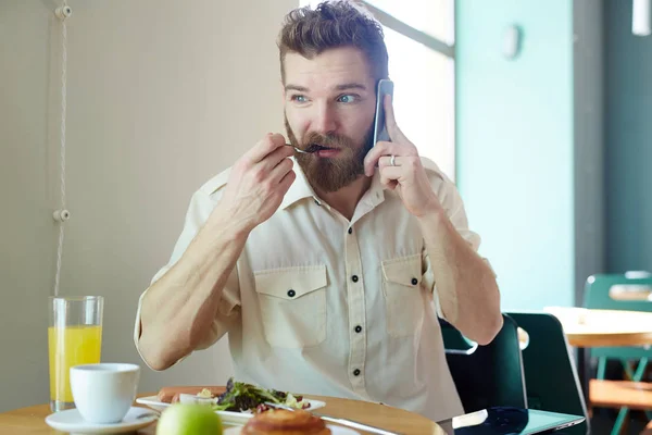 Głodny Biznesmen Mówiąc Telefon Przez Śniadanie — Zdjęcie stockowe