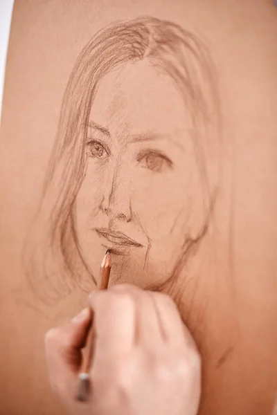 鉛筆での女性の肖像画をスケッチ アーティスト手のクローズ アップ画像 — ストック写真