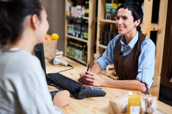 Fornecedor Sorridente Conversando Com Cliente Supermercado — Fotografia de Stock