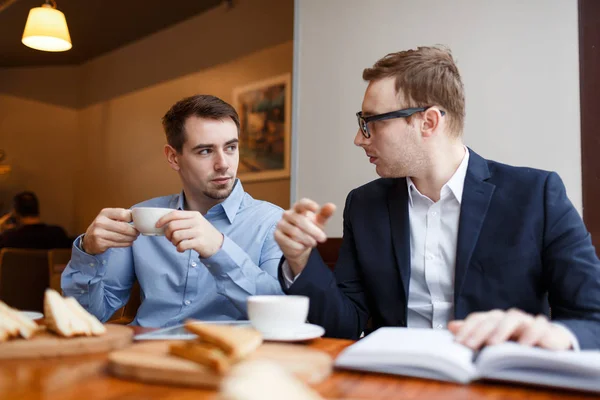 Retrato Dois Empresários Conversando Durante Reunião Casual Almoço Café — Fotografia de Stock