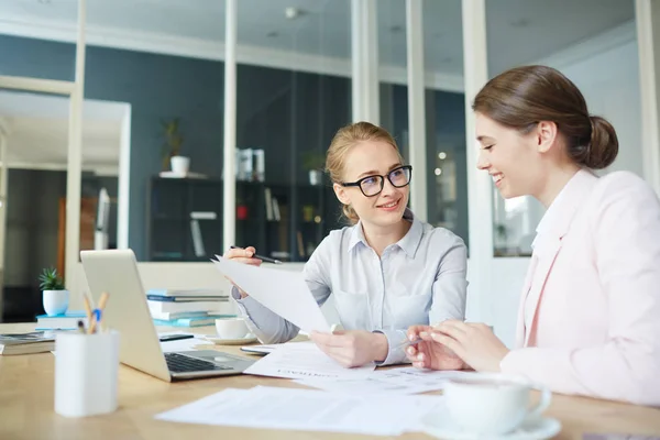 Uno Ragionieri Che Mostrano Carta Con Punti Progetto Collega — Foto Stock