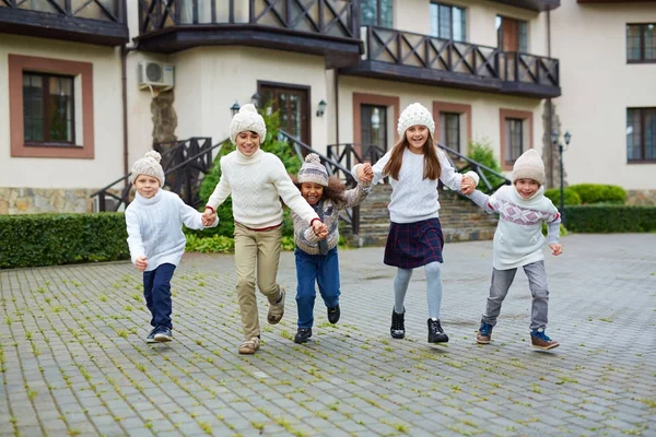 Groupe Enfants Heureux Jouant Extérieur Courant Vers Caméra Tenant Main — Photo