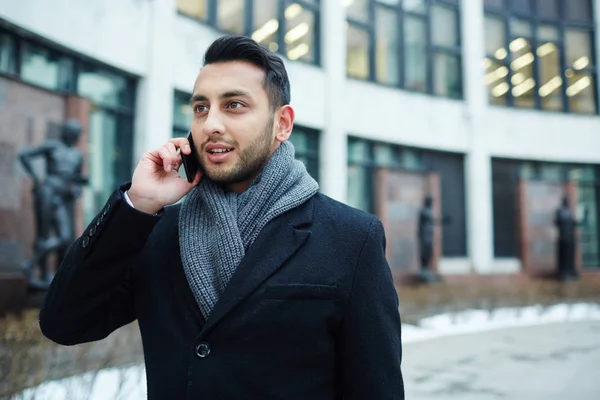 Beszélt Telefonon Háttérben Modern Épületben Található Város Elegáns Keleti Üzletember — Stock Fotó