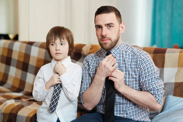 Jeune Homme Son Fils Attacher Leurs Cravates — Photo