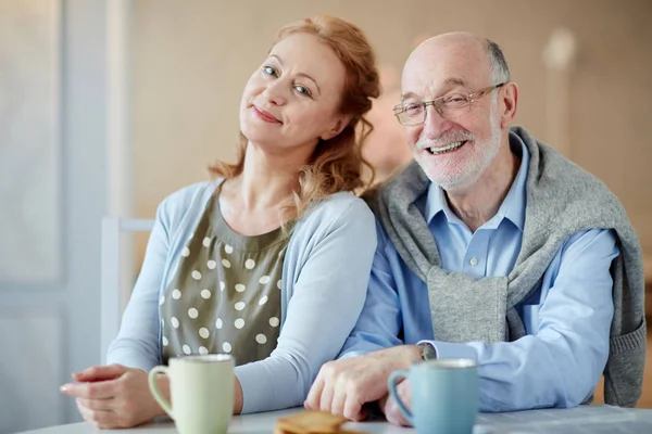 Amoureuze Echtgenoten Hebben Thee Thuis — Stockfoto