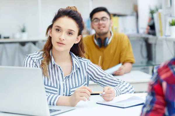 Estudante Atento Ouvindo Explicações Professor — Fotografia de Stock