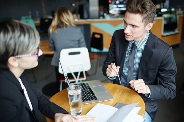 Retrato Joven Empresario Moderno Hablando Con Una Mujer Mesa Consultoría — Foto de Stock