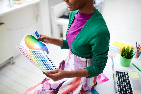 Chica Con Paletas Colores Sentado Lugar Trabajo —  Fotos de Stock