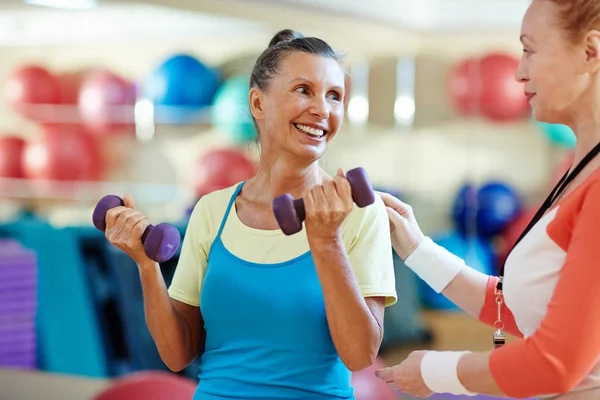 Entrenador Personal Instruyendo Mujer Mayor Gimnasio — Foto de Stock