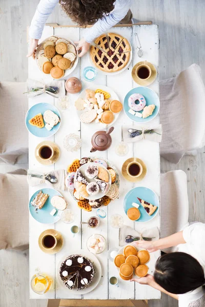 Vue Dessus Table Fête Deux Femmes Servant Pour Les Invités — Photo