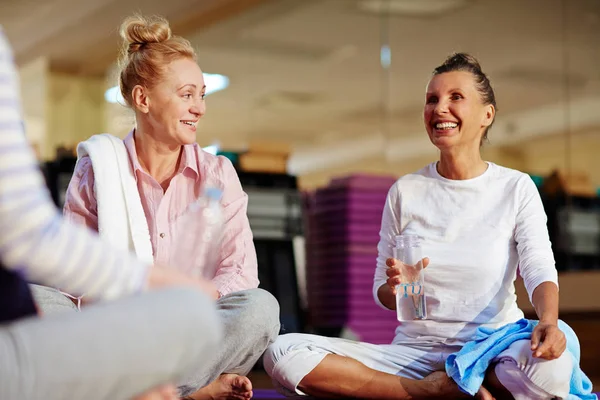 Senior Buddies Talking Yoga Training — Stock Photo, Image