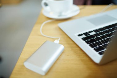 Pil şarj ve laptop tuş takımında tablo parçası