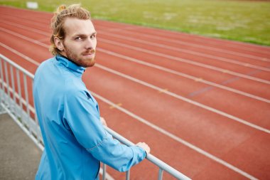 Boş zaman eğitimi stadyum üzerinde harcama giyim genç sportif adam