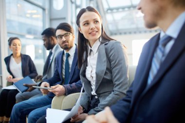 Modern Cam hall, genç güzel esmer kadın tanınmaz çalışanlara söz odaklanmak satırda oturan iş insanlar çok etnik gruptan oluşan grup