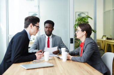 Yönetim Kurulu toplantısında Mali durumu tartışmaya çalışan grubu