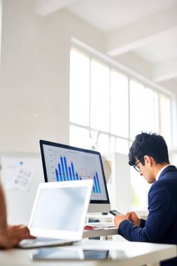 Smartphone mali grafik ve grafik bilgisayar monitör önünde oturma sırasında meşgul manager manifatura