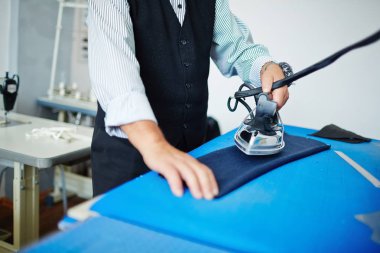 Elbise-maker demir parçası bitmemiş ceket Ütü ile