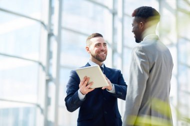 Başarılı tüccarlar finansal verileri online tartışıyor