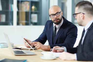 Onun iş arkadaşı online veri veya istatistikleri açıklayan ciddi adam