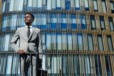 Backgrouns modern yapı üzerinde takım elbiseli şık işveren