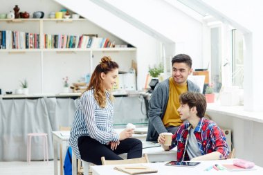 Genç kadın ve iki erkek tartışma tatili de sahip