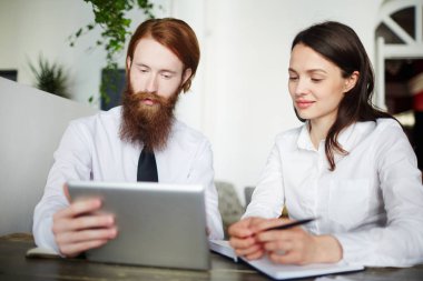 Dokunmatik ekran seyir ve veri tartışmaya emin yöneticileri