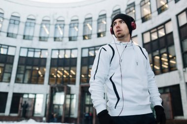 Kentsel ortamda eğitim sahip kış spor giyim adam