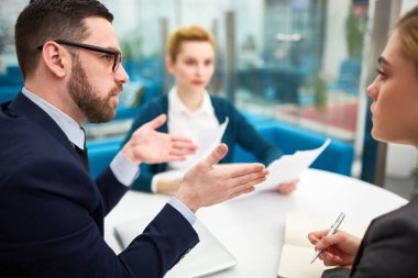 Onun bakış açısı meslektaşım açıklayan emin işveren