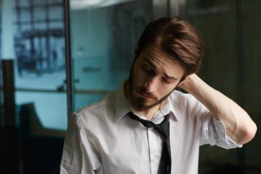 Çok yorgun işadamı ofiste gece kalmak