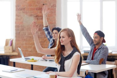 Öğretim görevlisi oe ders cevap soru kaldırdı elleriyle genç izleyici