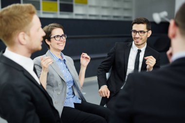 Modern iş eğilimleri tartışmak ve yeni proje düzenleme resmi kıyafeti profesyonelleri ekip