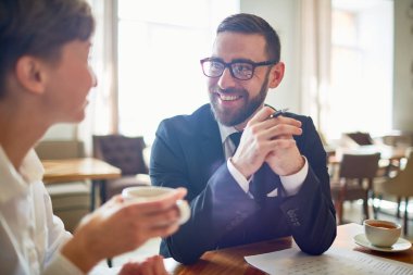Kafede çay içiyor ve yeni iş projesi tartışmaya mutlu arkadaşları