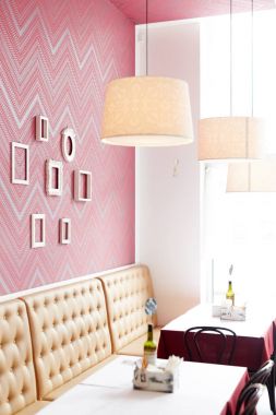 Retro tarzı kafe iç hizmet ve ayrılmış tablolar ve içeride kimse yok