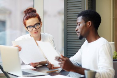 Çalışkan takım Finans yöneticileri modern ofis lobisinde üretken çalışma toplantısı yaparken istatistik veri çözümleme