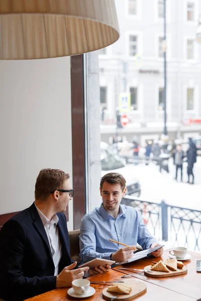 Young Colleagues Having Business Talk Cafe Lunch — Stock Photo, Image